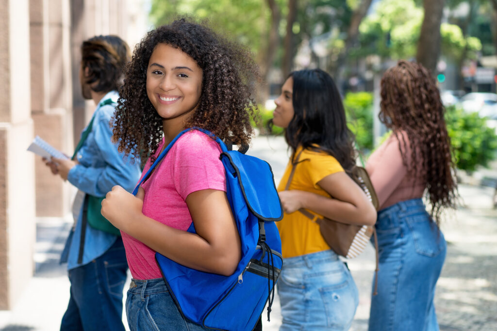 Junge Menschen unterschiedlicher Herkunft starten ihre Ausbildung.