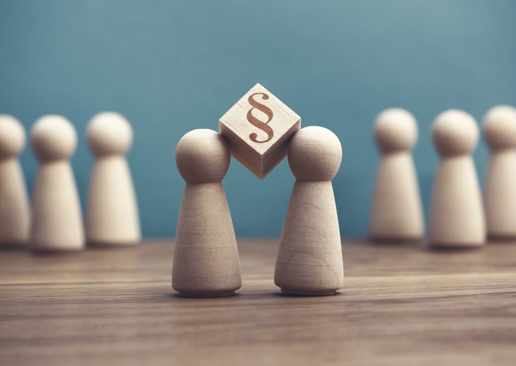Spielfiguren und dazwischen Paragraph