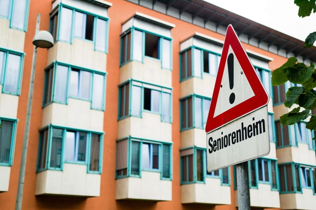 Warnschild vor Seniorenheim