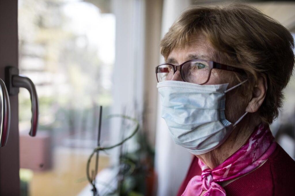 Seniorin_mit_Maske_AdobeStock_336699685_bilderstoeck