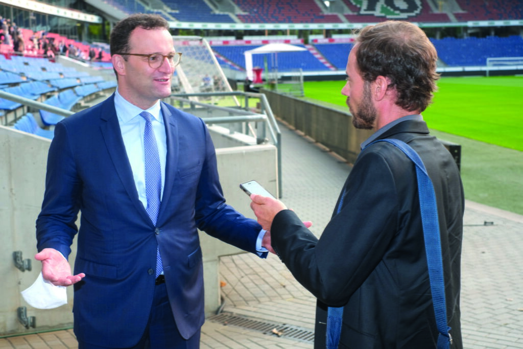 Bundesgesundheitsminister Jens Spahn im Gespräch mit Altenheim- und CAREkonkret-Chefredakteur Steve Schrader auf dem UVN Gesundheitsforum am 11.9.2020 in Hannover.
