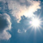 Sonne und Wolken im Himmel