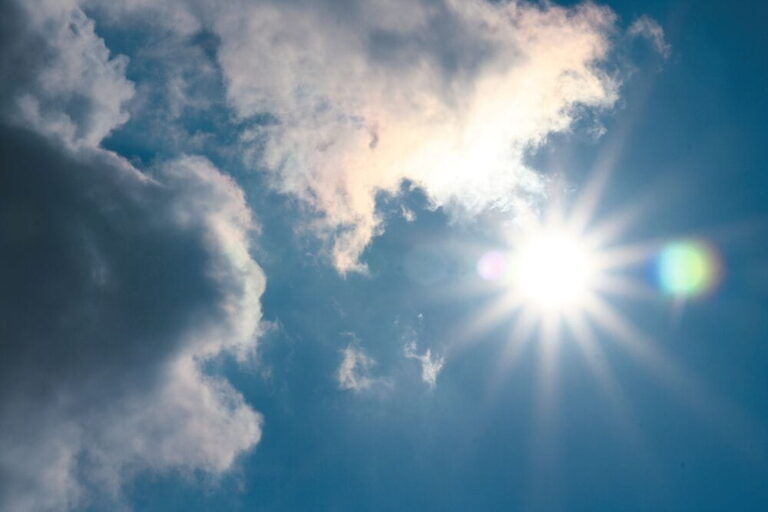 Sonne und Wolken im Himmel