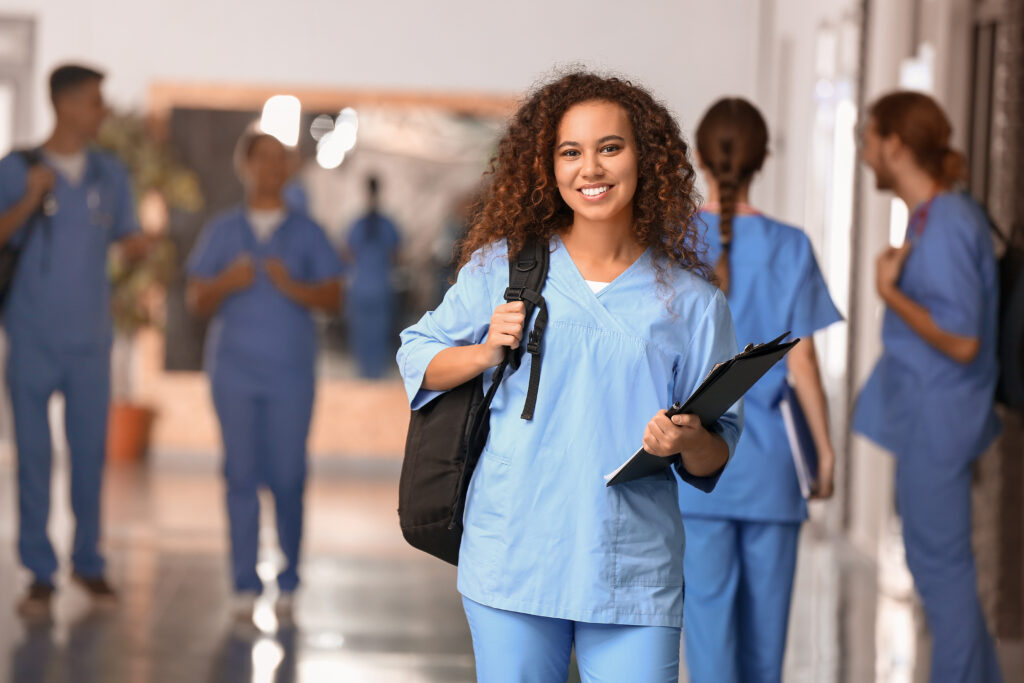 Junge Frau als Pflegekraft im Flur eines Krankenhauses