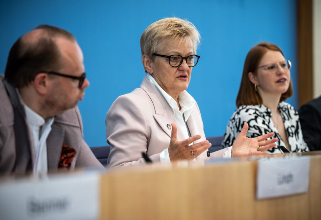 Renate Künast (Grüne, M), spricht zwischen, Helge Lindh (SPD),und Katrin Helling-Plahr (FDP), bei der Vorstellung der Parlaments-Initiative für Regelungen der Sterbehilfe. Mit der Fraktionsübergreifenden Gesetzesinitiative soll eine neue Regelung zur Sterbehilfe beschlossen werden.