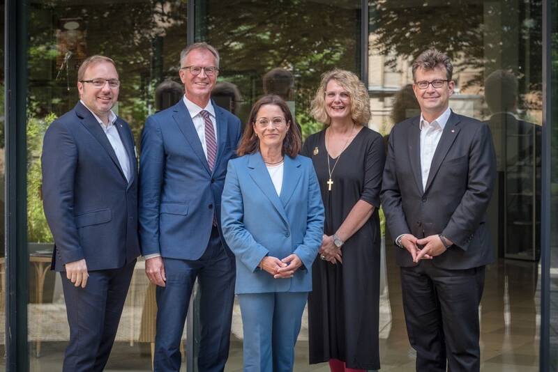 Dr. Christian Unzicker, Dr. Hans-Ulrich Anke, Pastorin Sabine Jung, Oberin Schwester Nicole Trumpetter, Stefan David (v.l.)