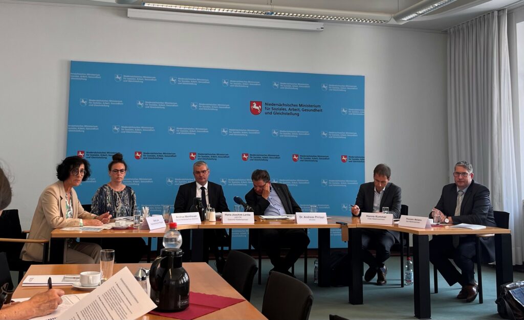 Partner der KAP.Ni stellen den 10-Punkte-Plan vor, womit die Pflege in Niedersachsen besser werden soll.