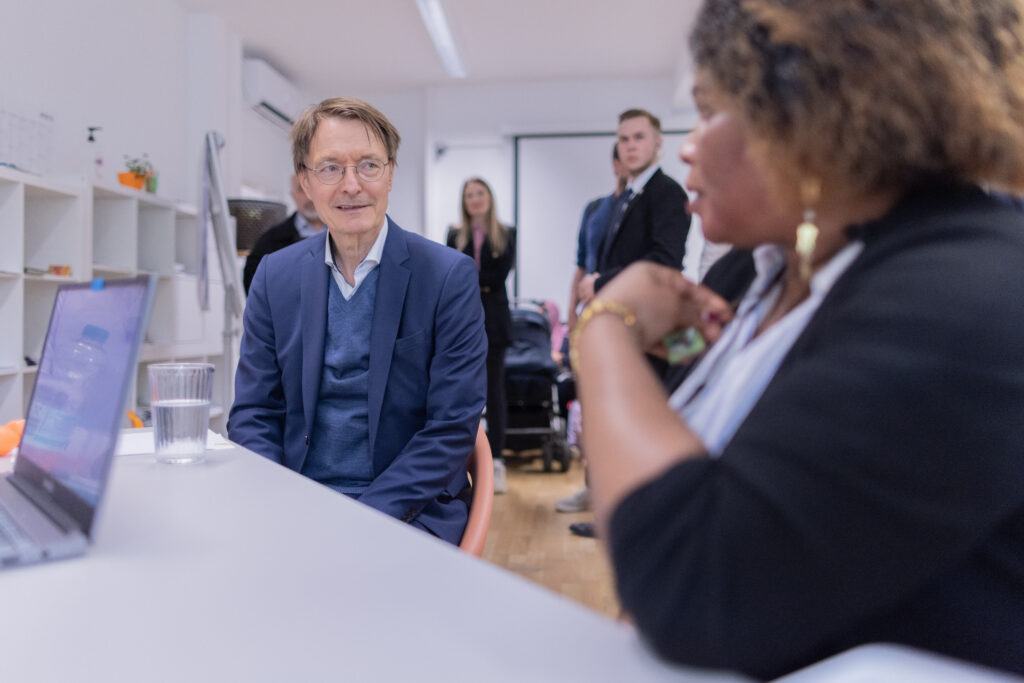 Karl Lauterbach (SPD), Bundesgesundheitsminister, unterhält sich bei seinem Besuch in der „dieKümmerei“ im Stadtteil Chorweiler mit einer Hilfesuchenenden. Die Einrichtung soll ein niederschwelliger Zugang zu medizinischen und sozialen Leistungen und bieten sowie Versorgungsangebote bündeln.