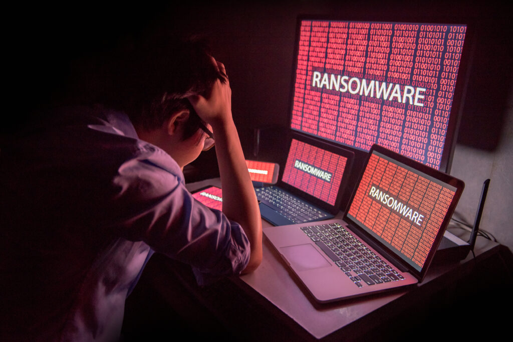 Bildschirme mit Schriftzug Ransomeware