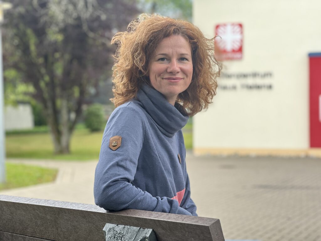 Nora Bast ist Hachenburgs erste Quartiersmanagerin. Die 40-jährige Diplom-Pädagogin ist beim Caritasverband Westerwald-Rhein-Lahn angestellt und hat ihr Büro im Caritas-Altenzentrum Haus Helena in der Nisterstraße 3 in Hachenburg. Gemeinsam mit den Bürgerinnen und Bürgern will sie Ideen entwickeln und umsetzen, die ein generationsübergreifendes Zusammenleben in der Löwenstadt fördern.