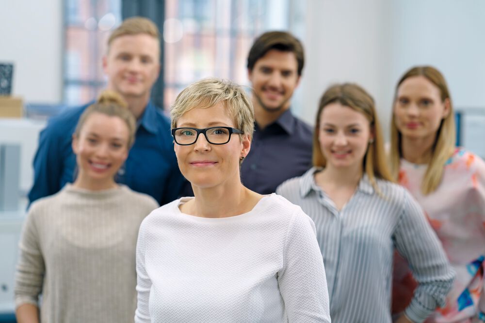 mehrere Personen stehen hintereinander