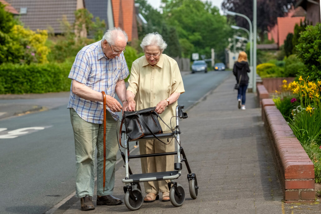 Senioren mit Rollator auf der Straße