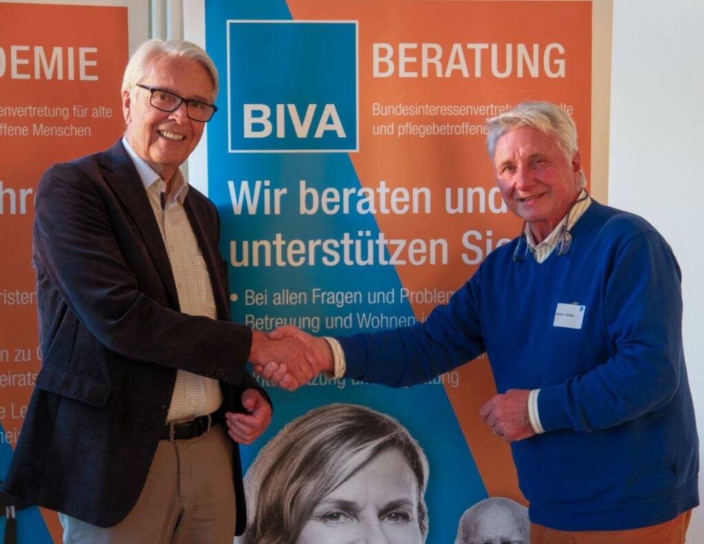 Dr. Manfred Stegger (links) übergibt den Vorsitz des BIVA-Pflegeschutzbundes an Stephan Löchler (rechts) im Rahmen der Mitgliederversammlung 2025.