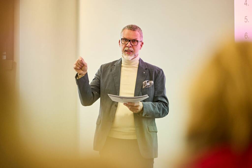 Pastor Nils Christiansen vom Diakonischen Werk Hamburg gab Leitungskräften Impulse für den Umgang mit Suizidbeihilfe in stationären Einrichtungen..