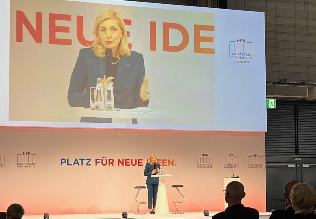 Bundesgesundheitsministerin Nina Warken hat auf dem Hauptstadtkongress die prekäre Finanzlage der Pflegeversicherung eingeräumt und Reformen angekündigt.