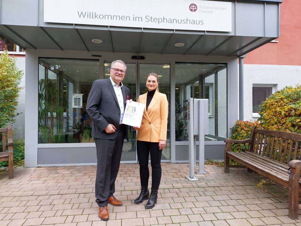 Karl Schulz, Vorstand Dienste der Rummelsberger Diakonie hat der bayeri-schen Staatsministerin für Gesundheit, Pflege und Prävention, Judith Gerlach, einen umfas-senden Reformvorschlag zur Pflegeversicherung überreicht.