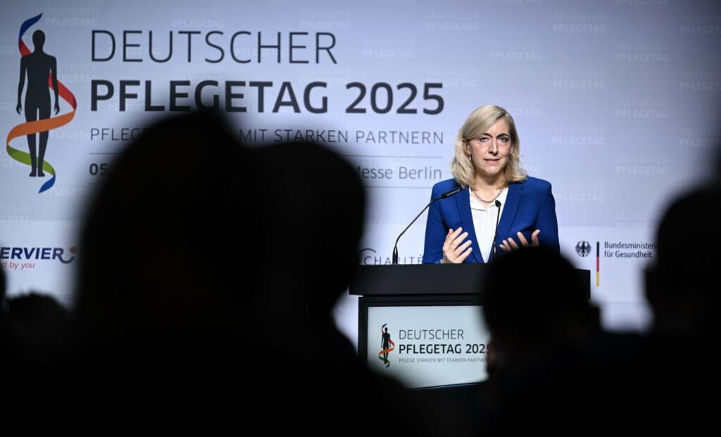 Nina Warken (CDU), Bundesministerin für Gesundheit spricht bei der Eröffnungsveranstaltung des 12. Deutschen Pflegetags.