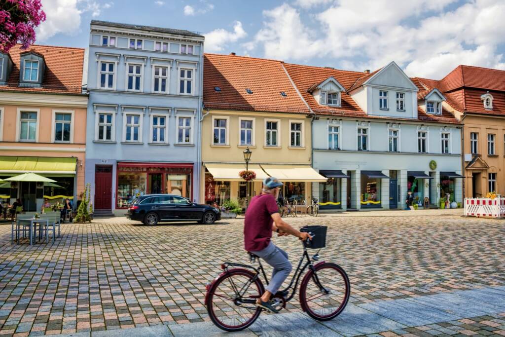 neuruppin, deutschland - historischer marktplatz in der altstadt