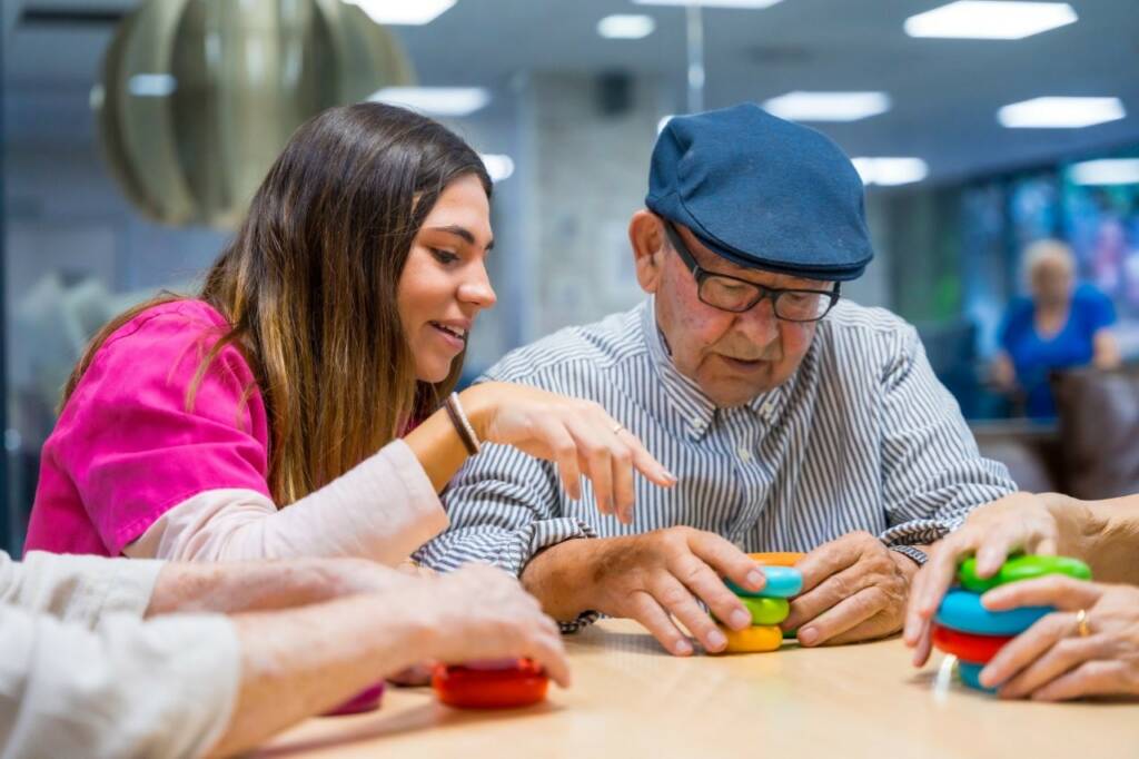 Bewohner im Pflegeheim mit Pflegekraft