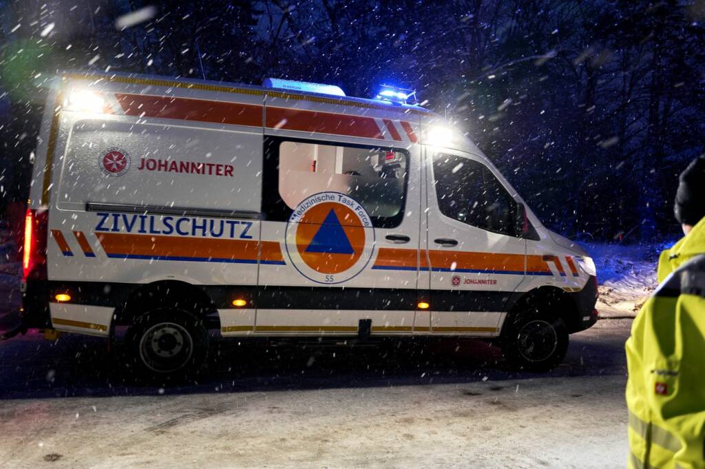 Ein Einsatzfahrzeug der Hilfsorganisation «Die Johanniter» holt Bewohner eines Seniorenpflegeheims ab, um sie in andere Einrichtungen zu verlegen.