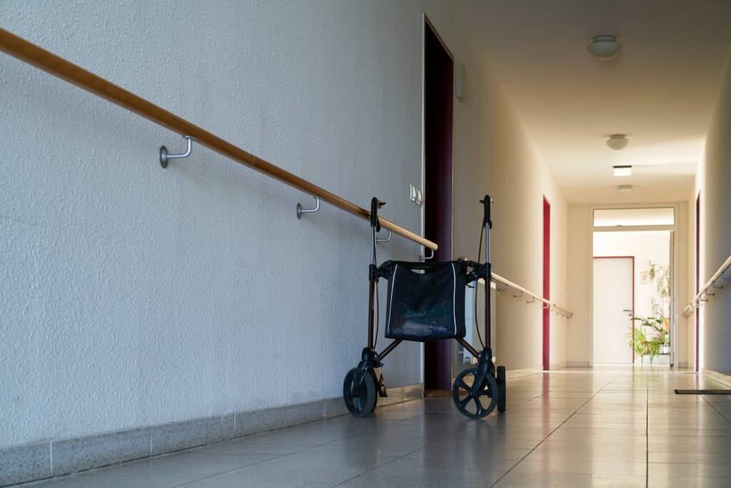 Flur mit einem Rollator in einem Seniorenheim