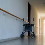 Flur mit einem Rollator in einem Seniorenheim