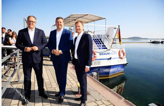Die Ministerpräsidenten von Sachsen-Anhalt, Sachsen und Thüringen, Sven Schulze, Michael Kretschmer und Mario Voigt, haben sich heute am Geiseltalsee zu einem Strukturwandel-Gipfel getroffen.