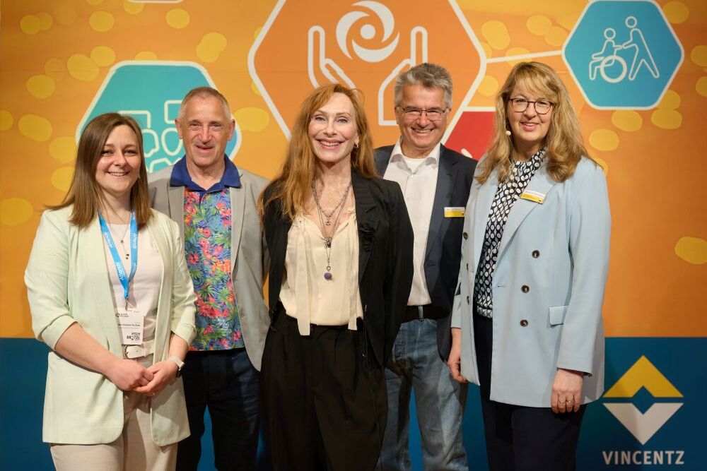 Die Teilnehmenden der Podiumsdiskussion (v.l.): Graciana-Virginye Versteeg, Helmut Wallrafen und Andrea Sawatzki. Matthias Ehbrecht und Miriam von Bardeleben haben die Diskussion moderiert.